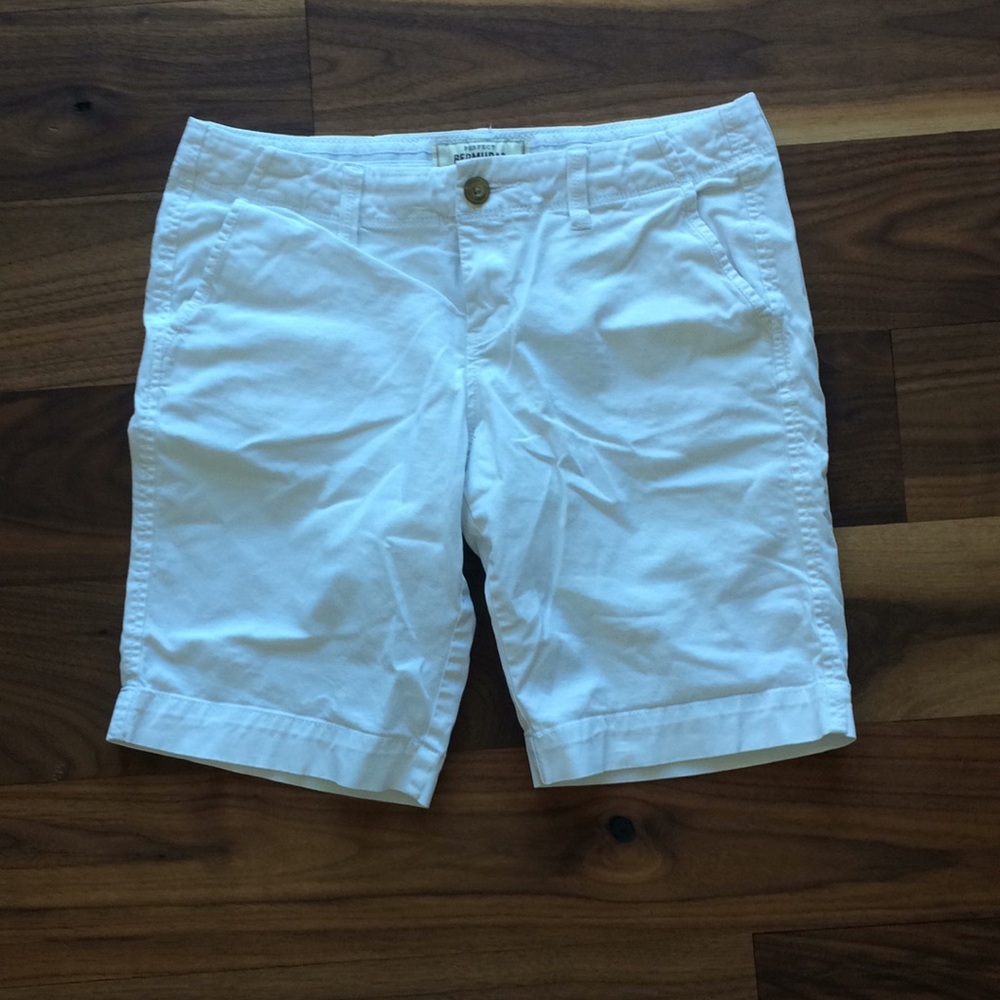 Old navy white Bermudas khaki shorts
